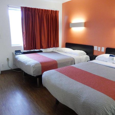 Motel 6-Clute, Tx Екстериор снимка