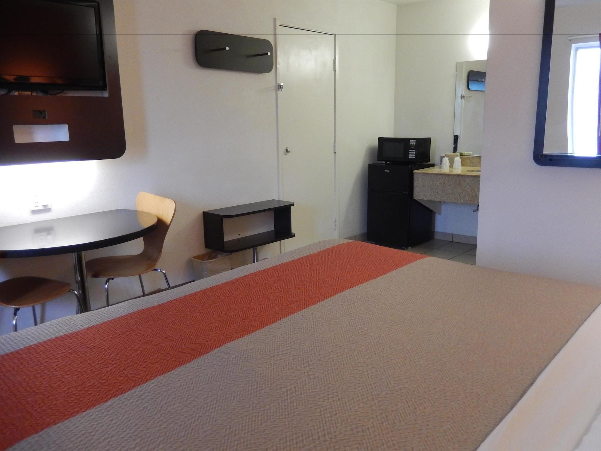 Motel 6-Clute, Tx Екстериор снимка