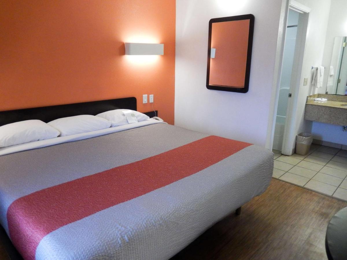 Motel 6-Clute, Tx Екстериор снимка