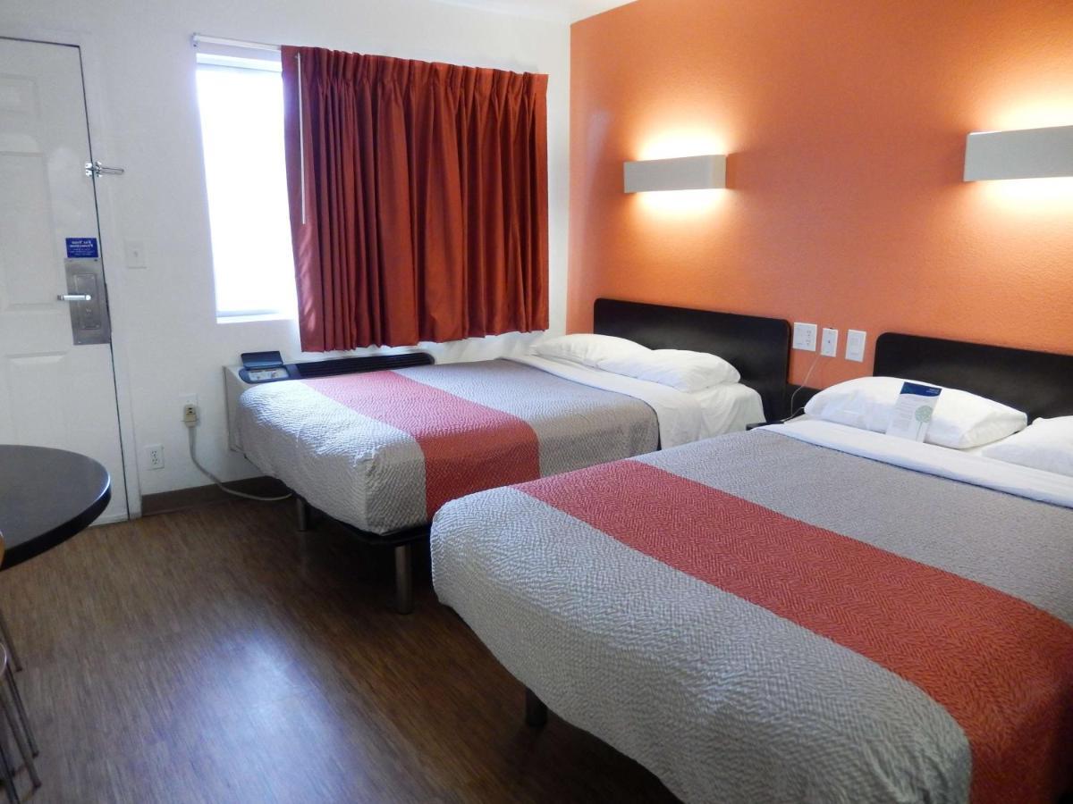 Motel 6-Clute, Tx Екстериор снимка
