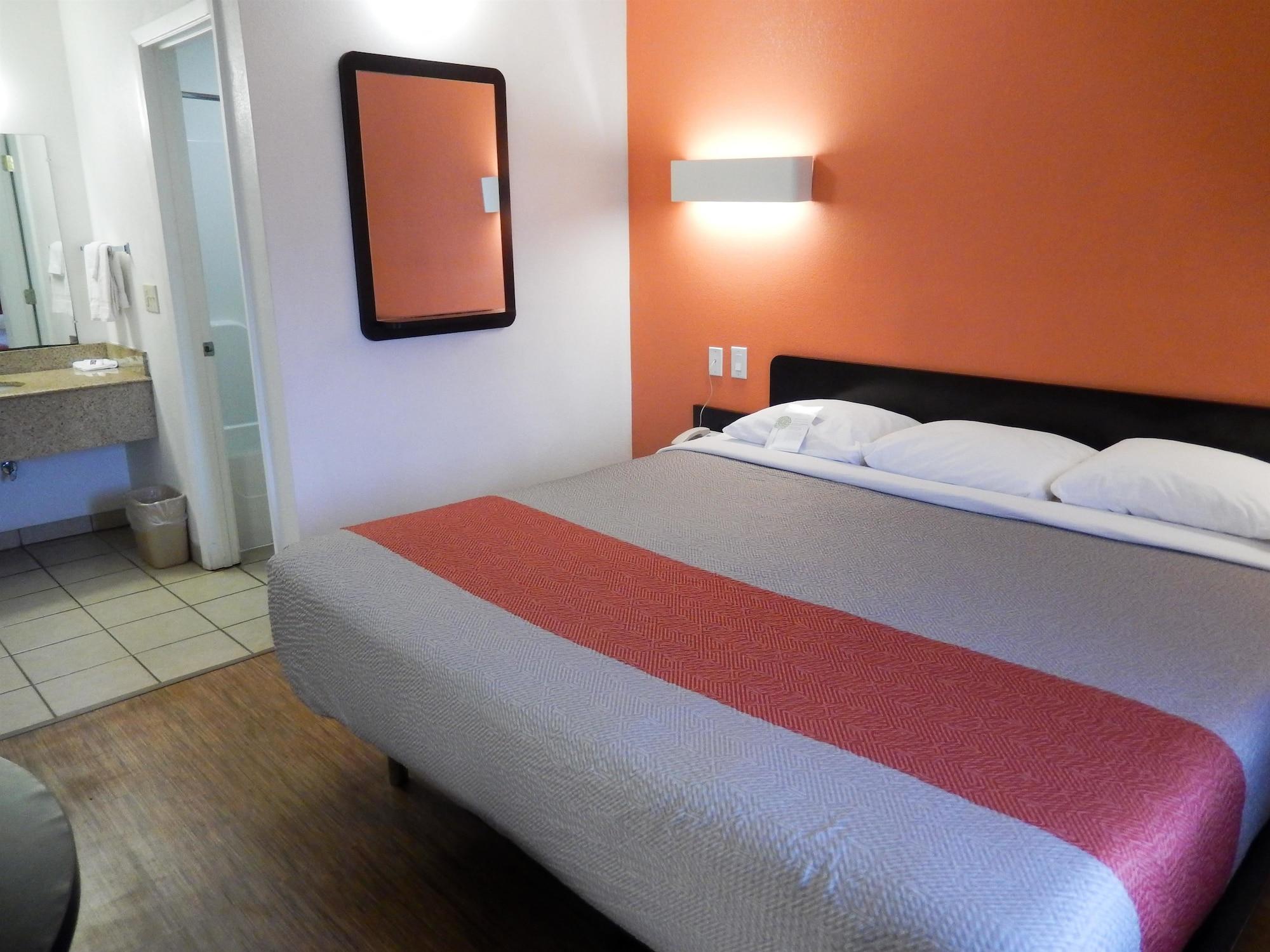 Motel 6-Clute, Tx Екстериор снимка