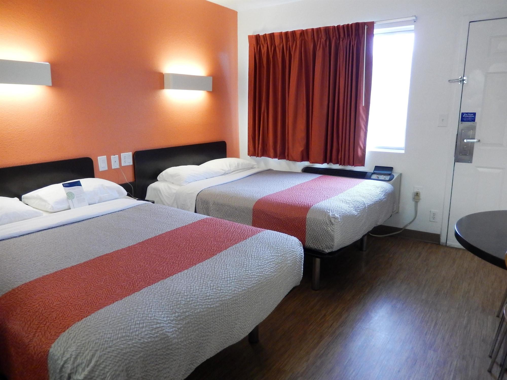 Motel 6-Clute, Tx Екстериор снимка