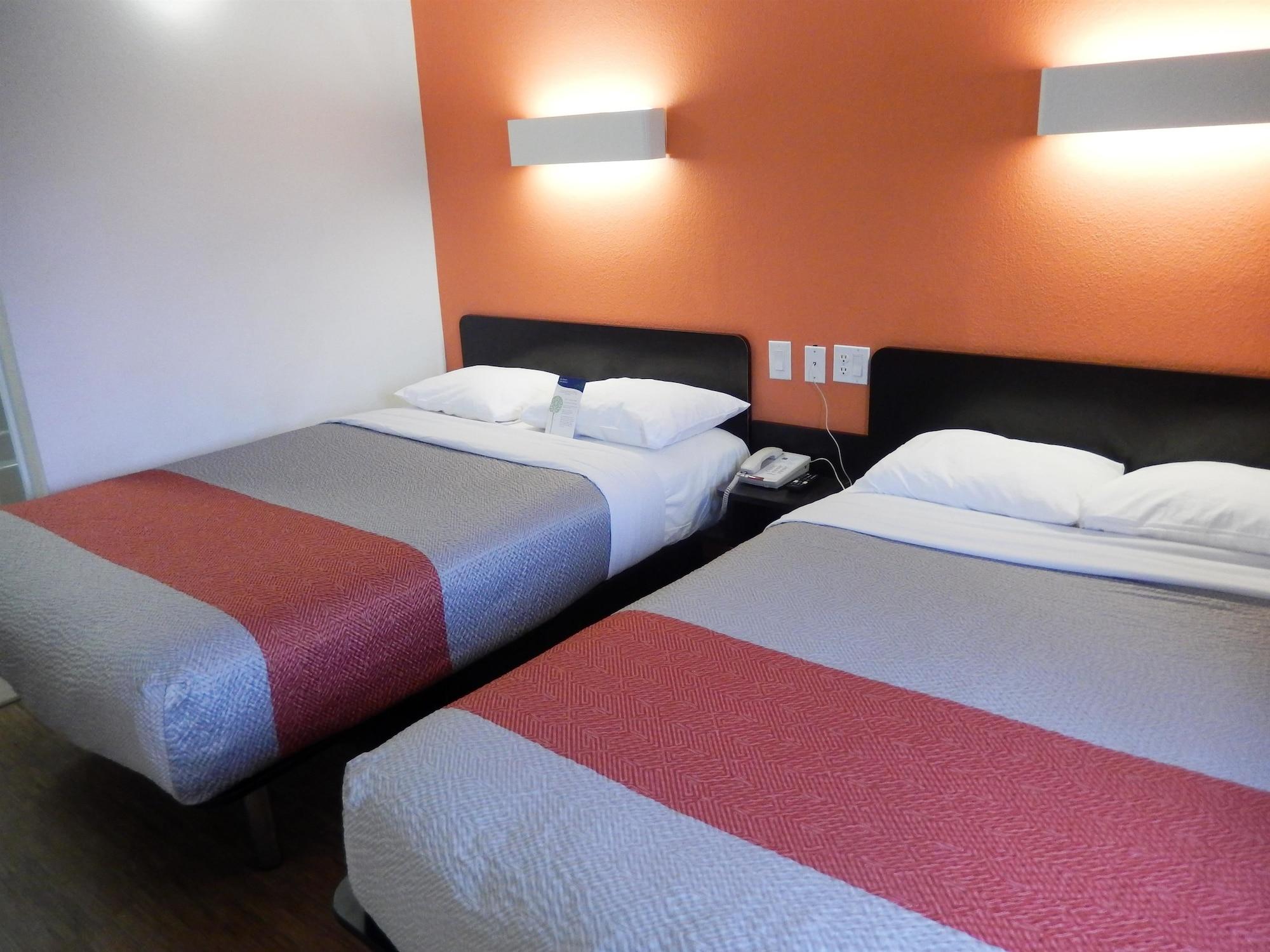 Motel 6-Clute, Tx Екстериор снимка