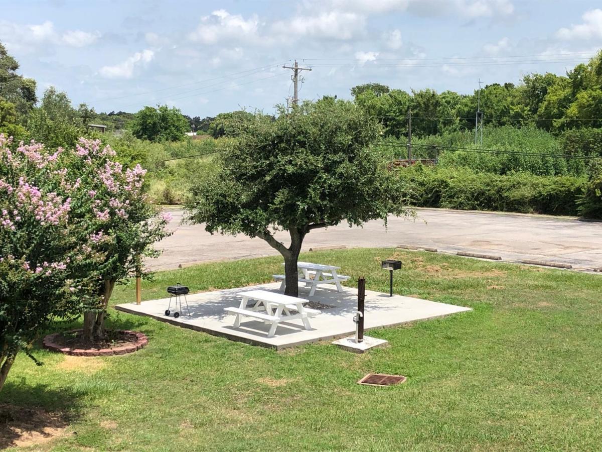 Motel 6-Clute, Tx Екстериор снимка