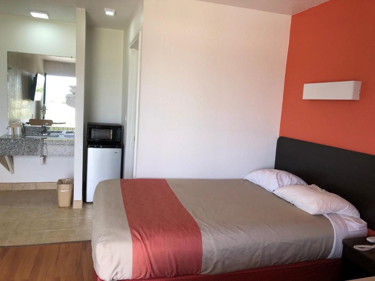 Motel 6-Clute, Tx Екстериор снимка