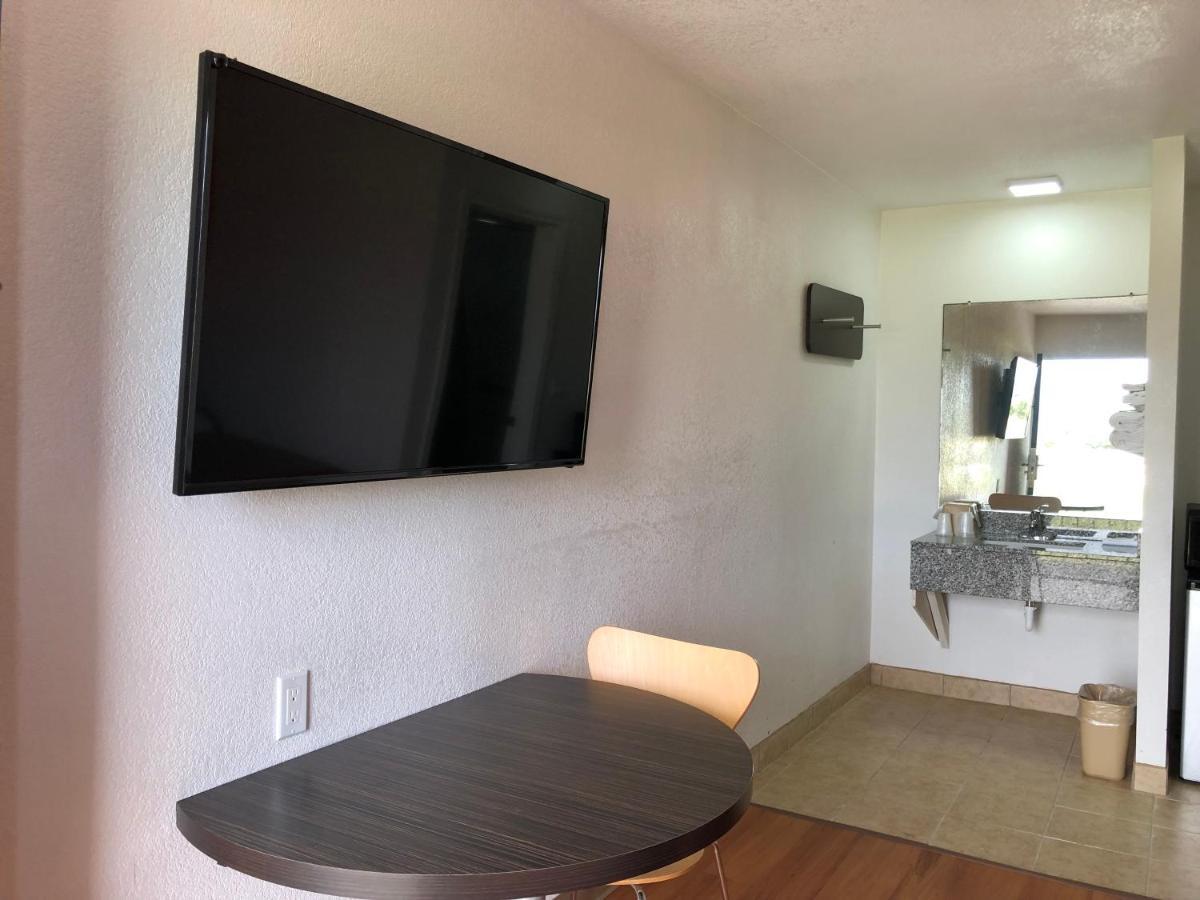 Motel 6-Clute, Tx Екстериор снимка