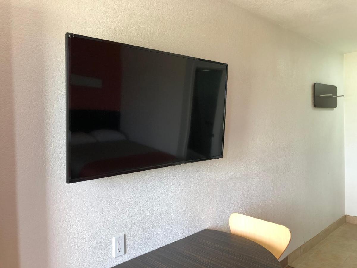 Motel 6-Clute, Tx Екстериор снимка
