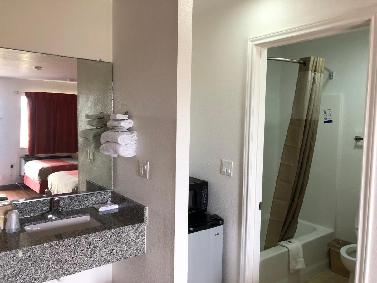 Motel 6-Clute, Tx Екстериор снимка